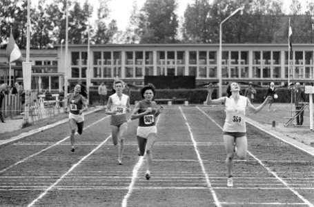 Atletiek, Nederland tegen Frankrijk, de 400 meter , rechts Lia Louer (1), uiters, Bestanddeelnr 919-4504