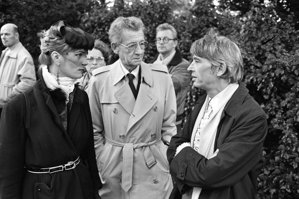 Auteur Simon Carmiggelt (m) in gesprek met kunstenaar Aat Veldhoen (rechts), Bestanddeelnr 932-7401