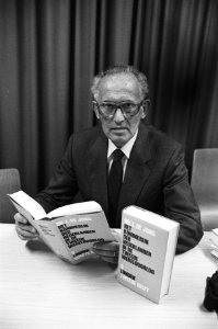 Auteurs, portretten, boeken, geschiedenis, oorlogen, Bestanddeelnr 930-4896