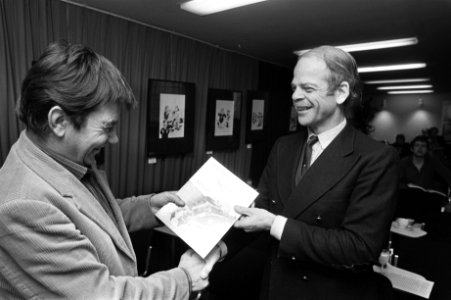 Auteur Felix Thijssen (links) biedt het eerste exemplaar aan Bas de Gaay Fortman, Bestanddeelnr 931-8288
