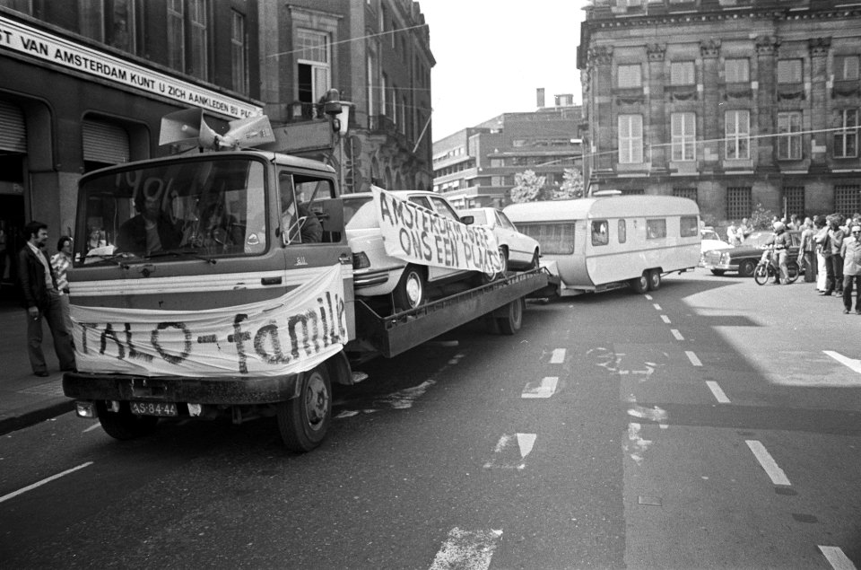 Auto's en caravans met spandoeken, Bestanddeelnr 927-9515