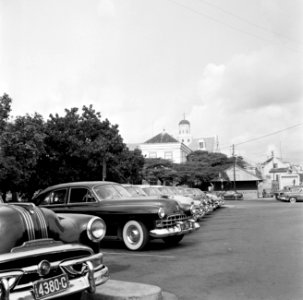 Auto's aan de Gouverneurskade in Willemstad. Op de voorgrond een Cadillac, Bestanddeelnr 252-2894