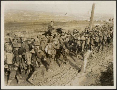 Australians off up to the trenches, Bestanddeelnr 158-2407