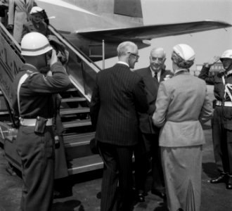 Australische Minister-President bij Drees Robert Menzie aankomst op Schiphol, Bestanddeelnr 905-1591