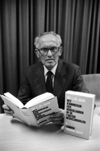 Auteurs, portretten, boeken, geschiedenis, oorlogen, Bestanddeelnr 930-4895