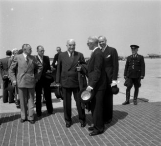 Australische Minister-President bij Drees Robert Menzie aankomst op Schiphol, Bestanddeelnr 905-1590