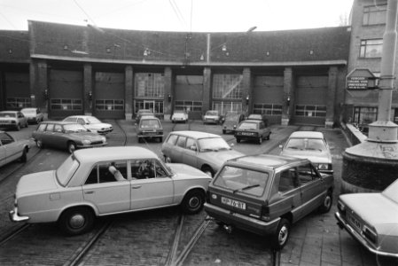 Auto's blokkeren de uitgang van de remise tijdens de 48-uursstaking bij het open, Bestanddeelnr 932-7867