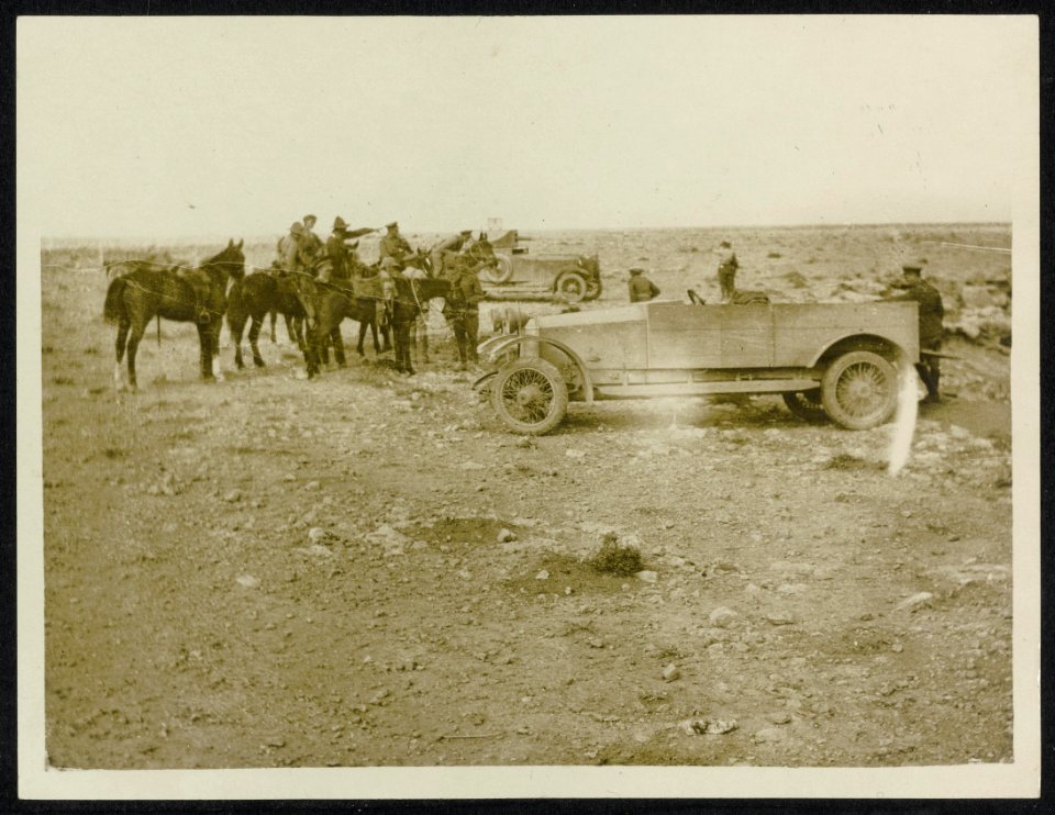 Australian Light Horse Scouts coming up with advanced armoured cars which are be, Bestanddeelnr 158-1539