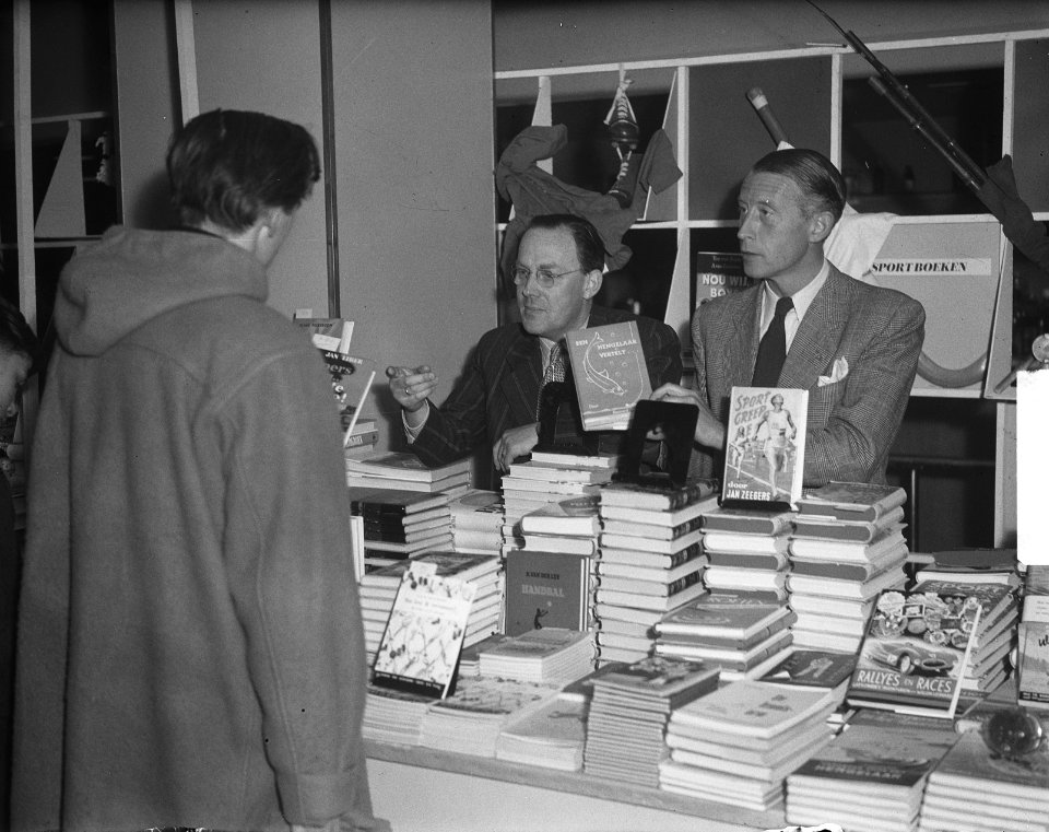 Auteurs verkopen boeken in Bijenkorf boekenweek, Bestanddeelnr 904-4528
