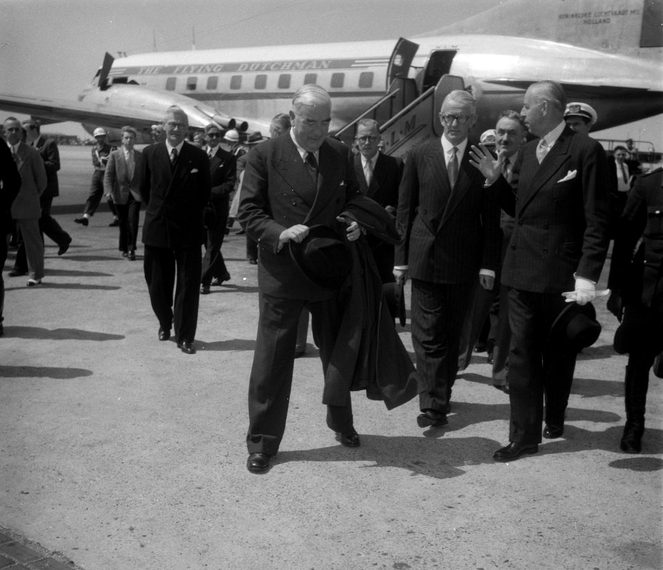 Australische Minister-President bij Drees Robert Menzie aankomst op Schiphol, Bestanddeelnr 905-1592