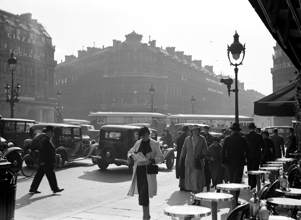 Auto's en voetgangers op de Place de l'Opéra, Bestanddeelnr 191-0387