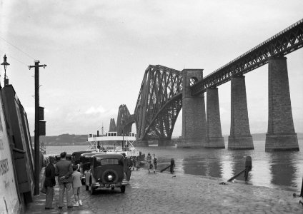 Auto's aan de oever van de Firth of Forth, met rechts Forth Bridge, Bestanddeelnr 190-1086