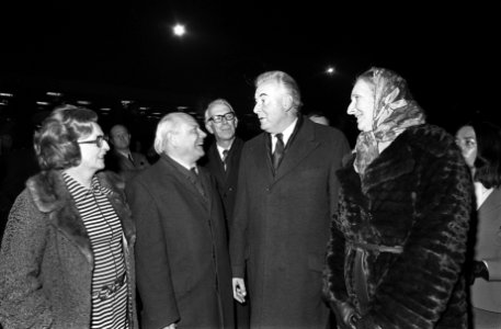 Australische premier Edwin G Whitlam en echtgenote op Schiphol vlnr Whitla, Bestanddeelnr 927-6732