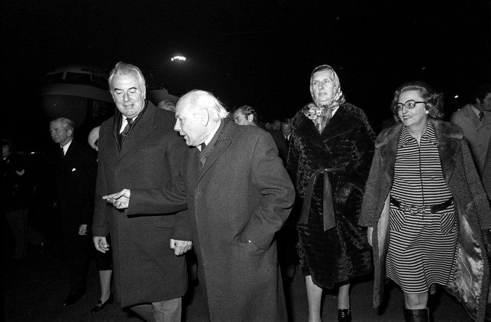 Australische premier Edwin G Whitlam en echtgenote op Schiphol vlnr Whitla, Bestanddeelnr 927-6729