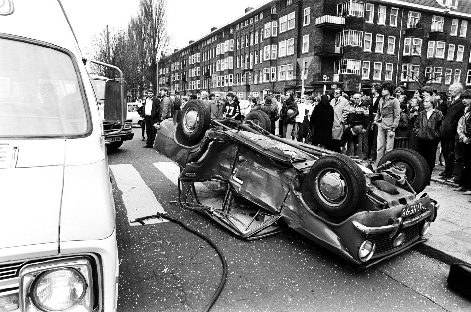 Auto's, verkeersongevallen, ambulances, Bestanddeelnr 930-2265