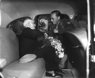 Auto's, mannen, gesprekken, Bernhard, prins, Bestanddeelnr 902-8236