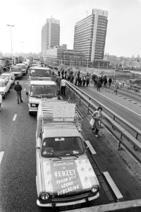 Auto's blokkeren de weg langs het ministerie, Bestanddeelnr 932-7570