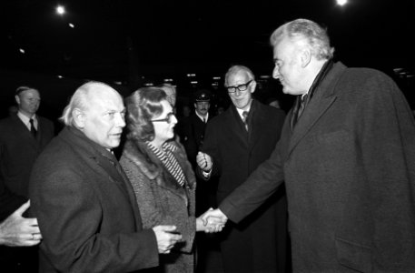 Australische premier Edwin G Whitlam en echtgenote op Schiphol Whitlam (r) beg, Bestanddeelnr 927-6730
