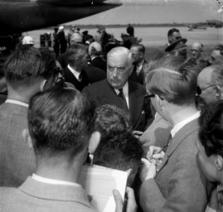 Australische Minister-President bij Drees Robert Menzie, aankomst op Schiphol, Bestanddeelnr 905-1589