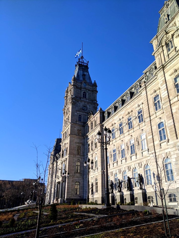 Assemblée nationale du Québec drapeau en berne 01