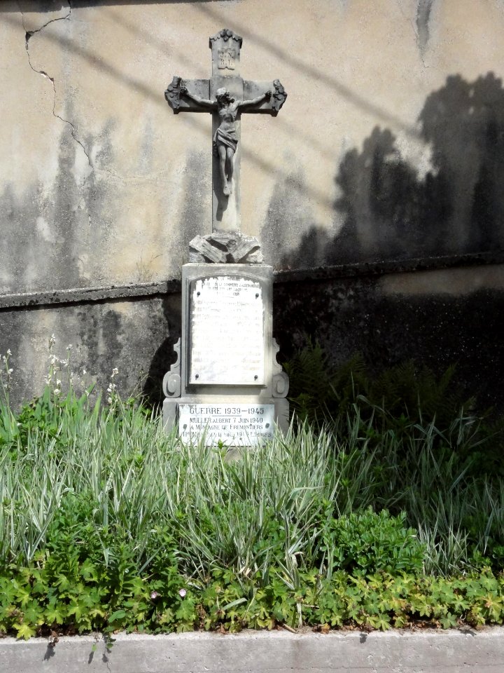 Assenoncourt (Moselle) croix, mémorial de guerre