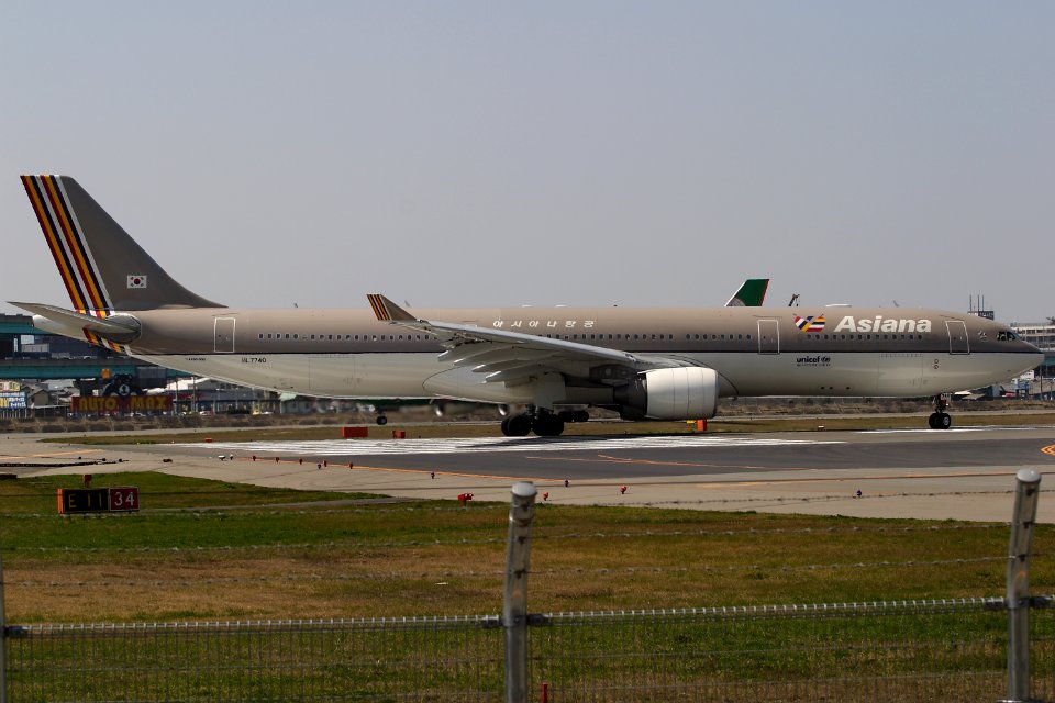 AsianaAirlines A330 fukuoka 20060330122648