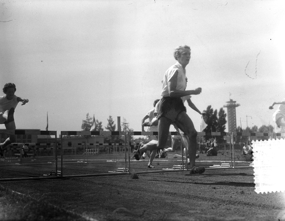 Athletiekwedstrijden Rotterdam. Dames horden, Bestanddeelnr 905-1904