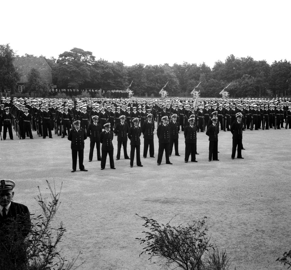 Aspirant-officieren staan aangetreden, Bestanddeelnr 904-0907