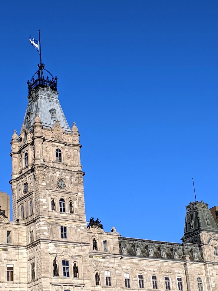 Assemblée nationale du Québec drapeau en berne 02