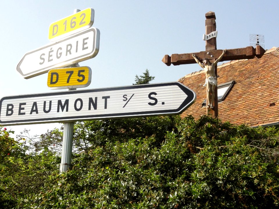 Assé-le-Riboul (Sarthe) croix D75-D162