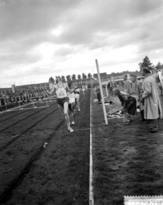 Athletiekkampioenschappen op de Nenijtobaan te Rotterdam finish 800m, eerste H H, Bestanddeelnr 910-5233