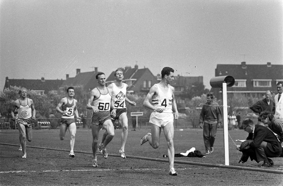 Athletiek in Den Haag . Finish 800m Heren. Verelst (Belgie), Konings, Snepranger, Bestanddeelnr 915-3391