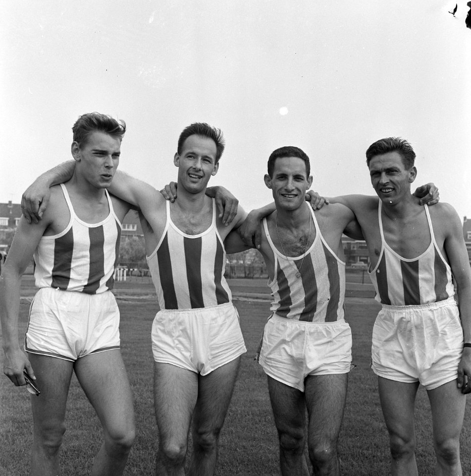 Athletiek in Den Haag . Finish 800m Heren. De ploeg van PSV 4x 100m Heren. Bert , Bestanddeelnr 915-3392