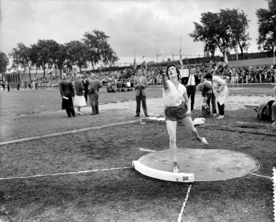 Athletiekkampioenschappen op de Nenijtobaan te Rotterdam Corry Van de Bosch van T, Bestanddeelnr 910-5231