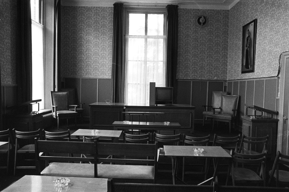Assen, proces tegen Zuidmolukse bezetters Provinciehuis interieur rechtszaal, Bestanddeelnr 929-7736