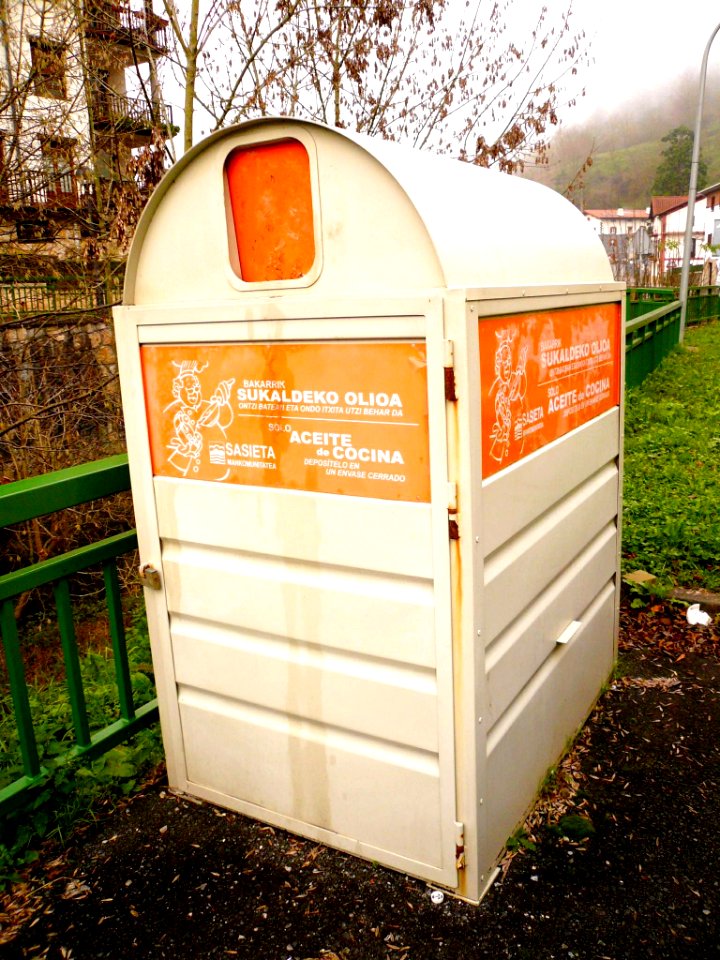 Ataun - Barrio de San Gregorio, contenedores de reciclaje 04