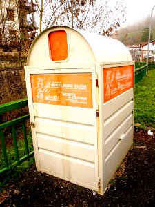 Ataun - Barrio de San Gregorio, contenedores de reciclaje 04