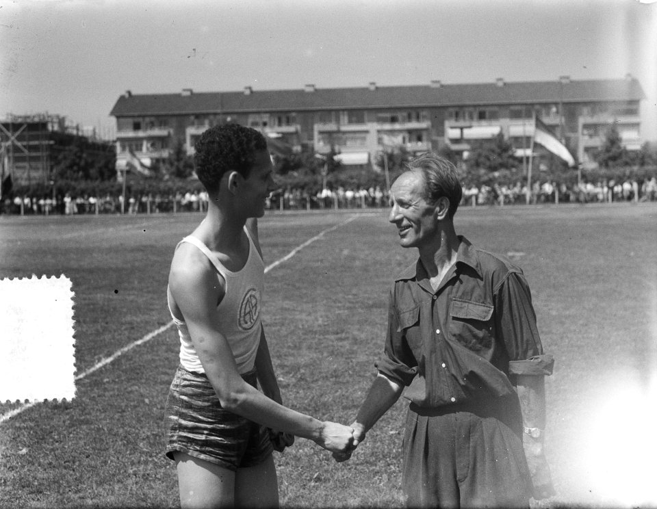 Athletiekwedstrijden Rotterdam. Huldiging terreinknecht, Bestanddeelnr 905-1903