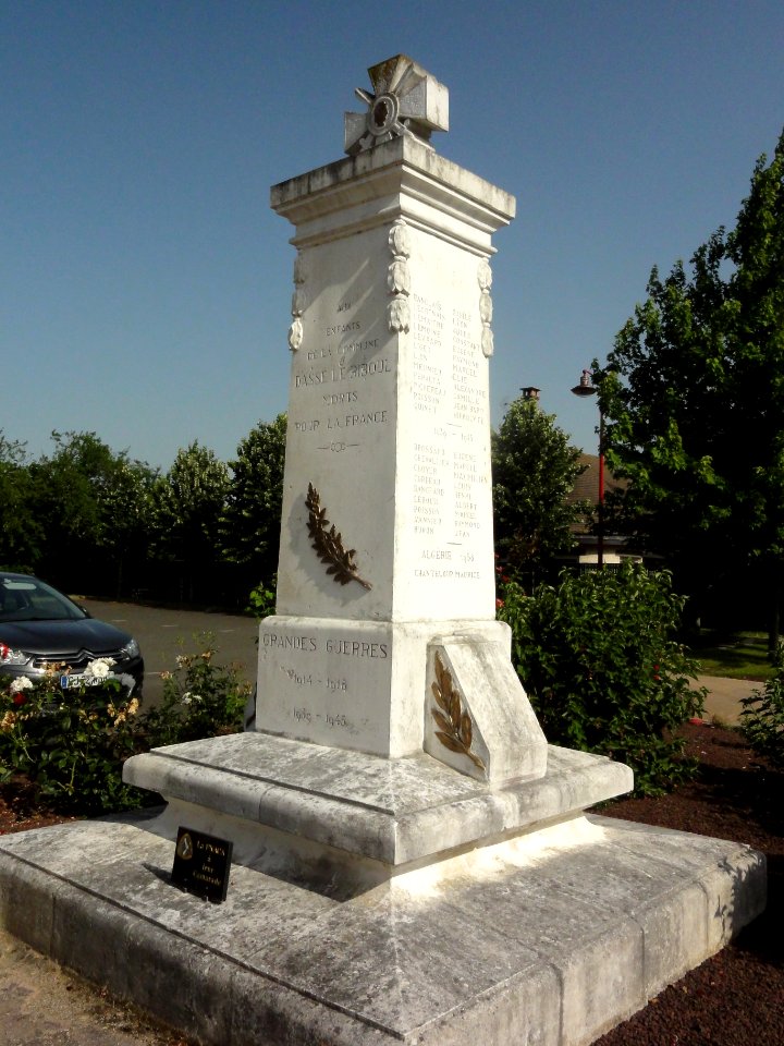 Assé-le-Riboul (Sarthe) monument aux morts