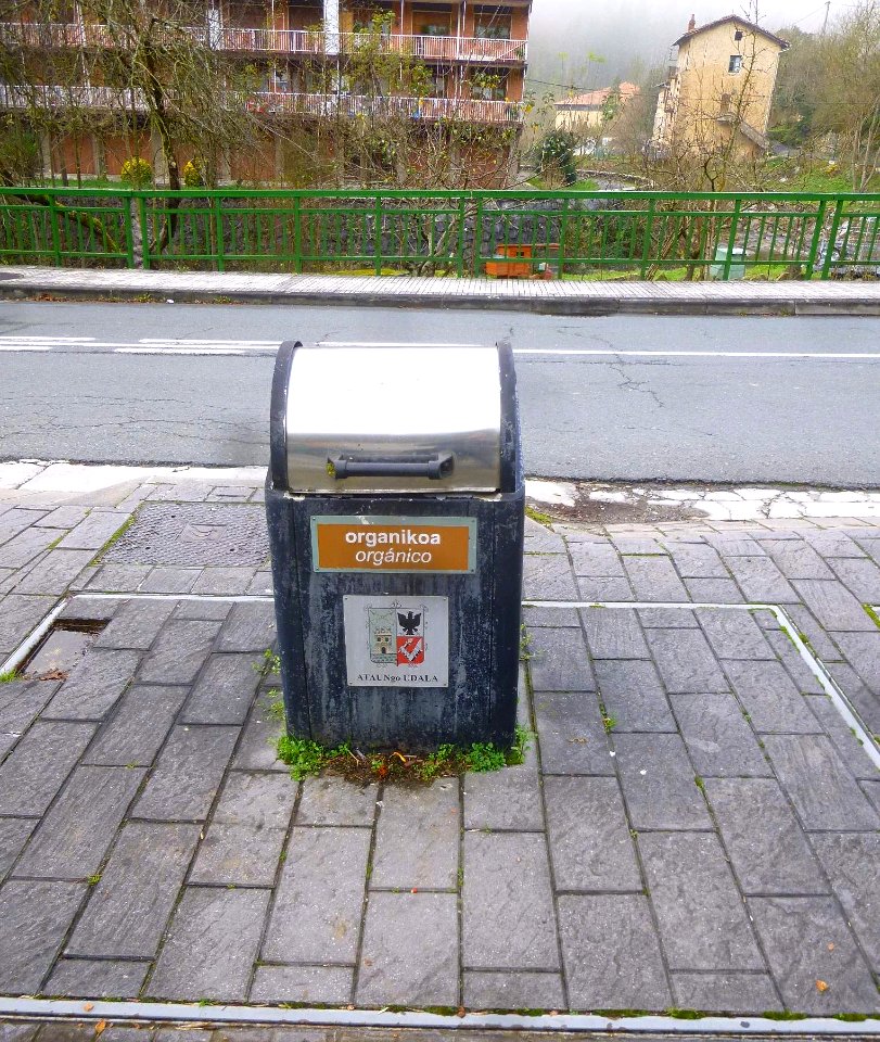 Ataun - Barrio de San Gregorio, contenedores de reciclaje 02