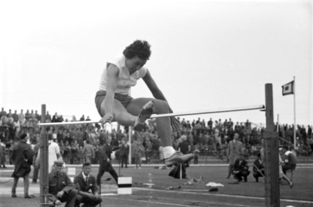 Athletiek Nederland tegen Oost-Duitsland Hoogspringen Nel Zwier, Bestanddeelnr 912-8352 photo