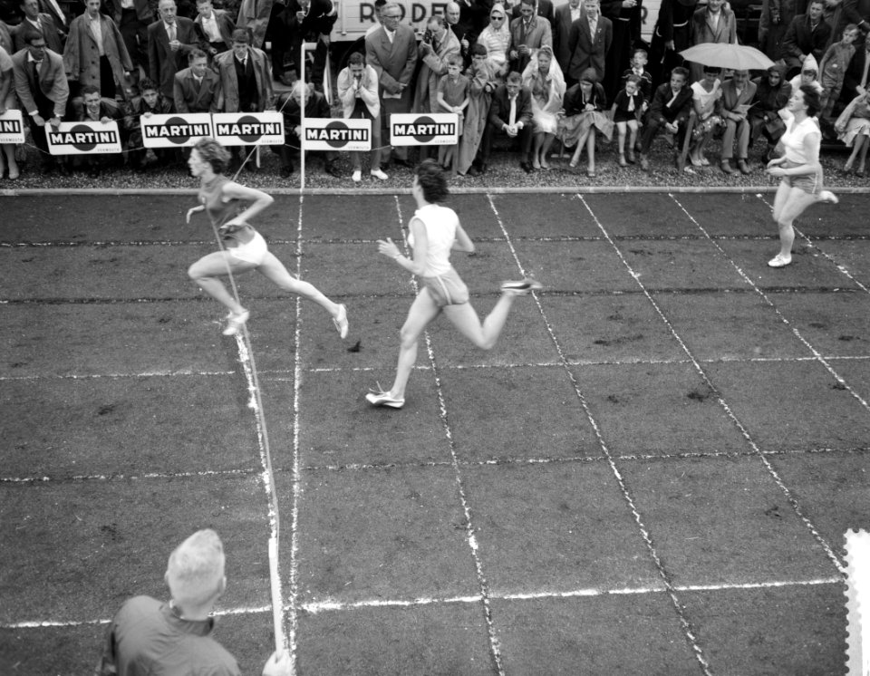 Athletiekwedstrijden dames Nederland tegen Italie te Maastricht, finish 100m mej, Bestanddeelnr 910-4583