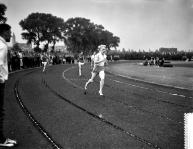 Athletiekwedstrijden dames Nederland tegen Italie te Maastricht, 400m dames, mev, Bestanddeelnr 910-4584