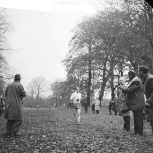 Athletiekcross op Clingendael te Den Haag (Van Wijk en Smit) . Keesom, winnaar, Bestanddeelnr 913-1729