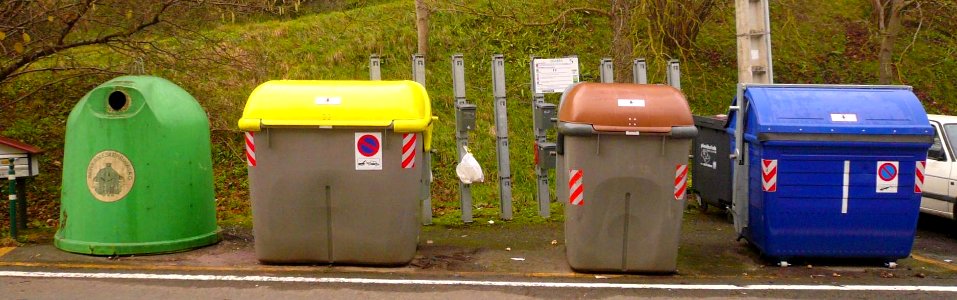 Ataun - Barrio de San Gregorio, contenedores de reciclaje 01