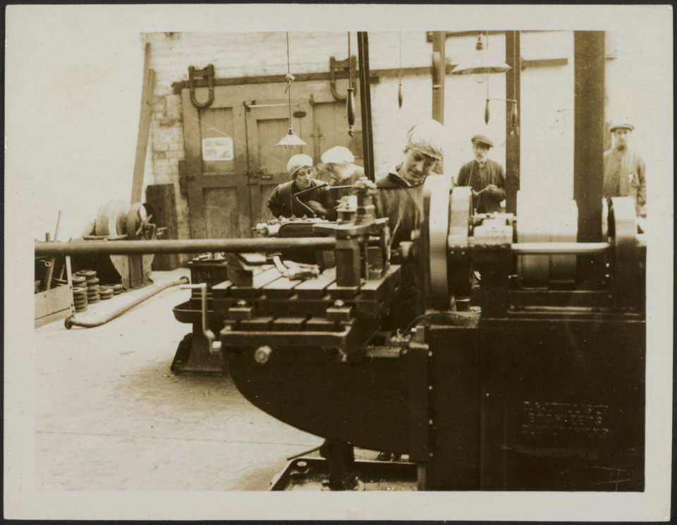 At work in one of the machine shops, Bestanddeelnr 158-2681