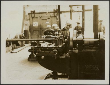 At work in one of the machine shops, Bestanddeelnr 158-2681