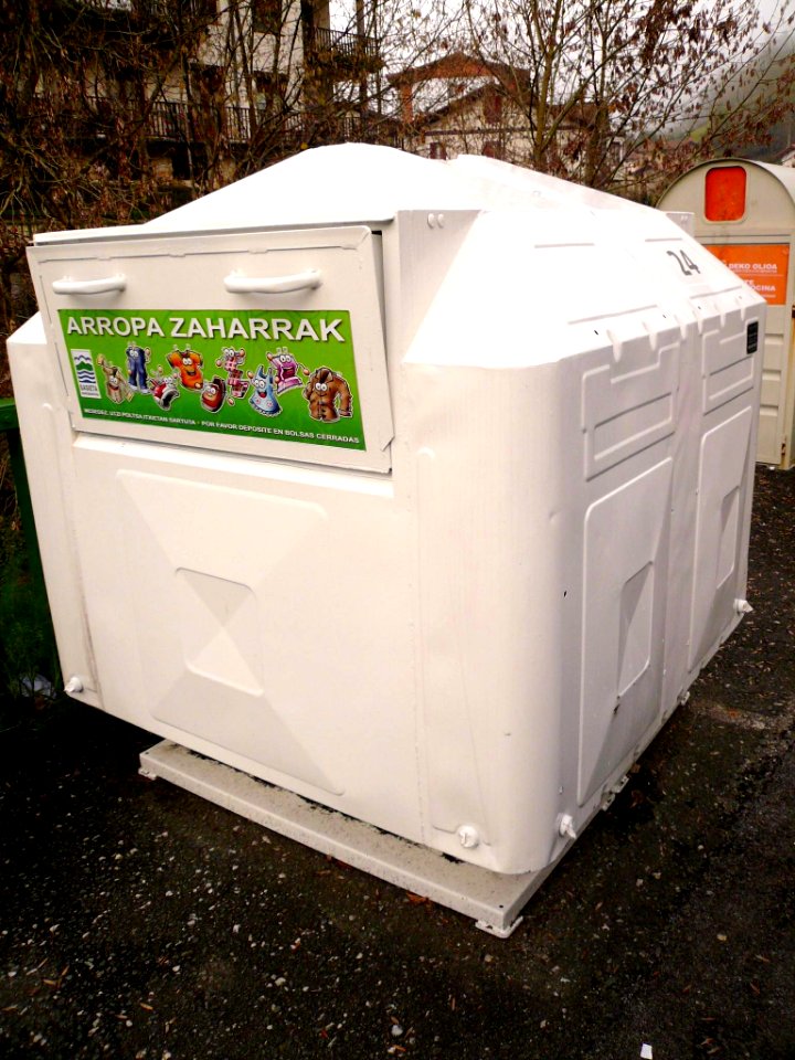Ataun - Barrio de San Gregorio, contenedores de reciclaje 03