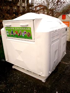 Ataun - Barrio de San Gregorio, contenedores de reciclaje 03