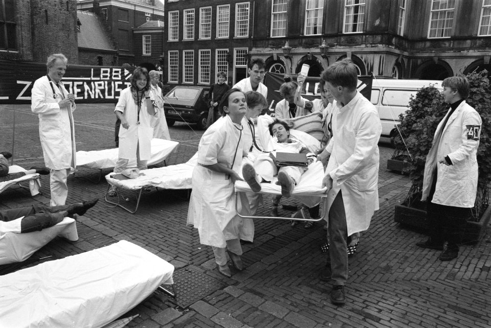 Assistent-artsen demonstreren op Binnenhof tegen extreem lange werktijden, Bestanddeelnr 934-3050